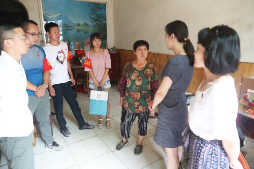 公司領(lǐng)導(dǎo)慰問幫扶對(duì)象(圖1) 公司領(lǐng)導(dǎo)慰問幫扶對(duì)象(圖1)