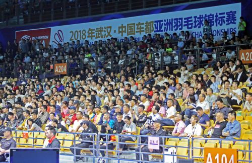 小學(xué)貧困學(xué)生看諶龍打球(圖1) 小學(xué)貧困學(xué)生看諶龍打球(圖1)