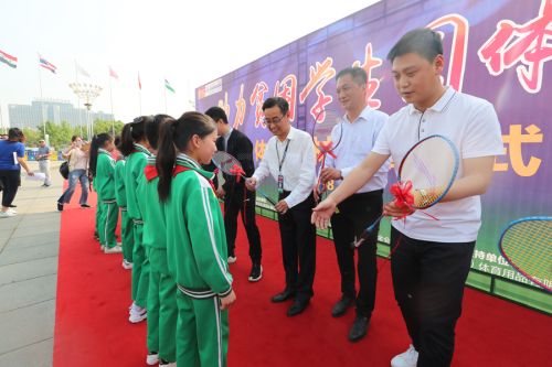 小學(xué)貧困學(xué)生看諶龍打球(圖3) 小學(xué)貧困學(xué)生看諶龍打球(圖3)